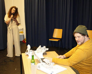 Bonte avond nr.1 fotograaf op podium Bonte avond nr.1 fotograaf op podium